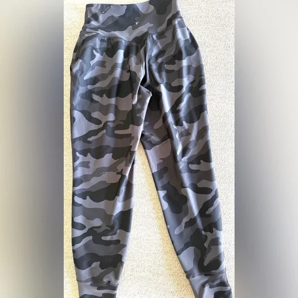 Old Navy Active Gray Camouflage Leggings - Picture 4 of 5